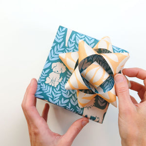 Video of cutting paper strips to make a loopy gift bow.